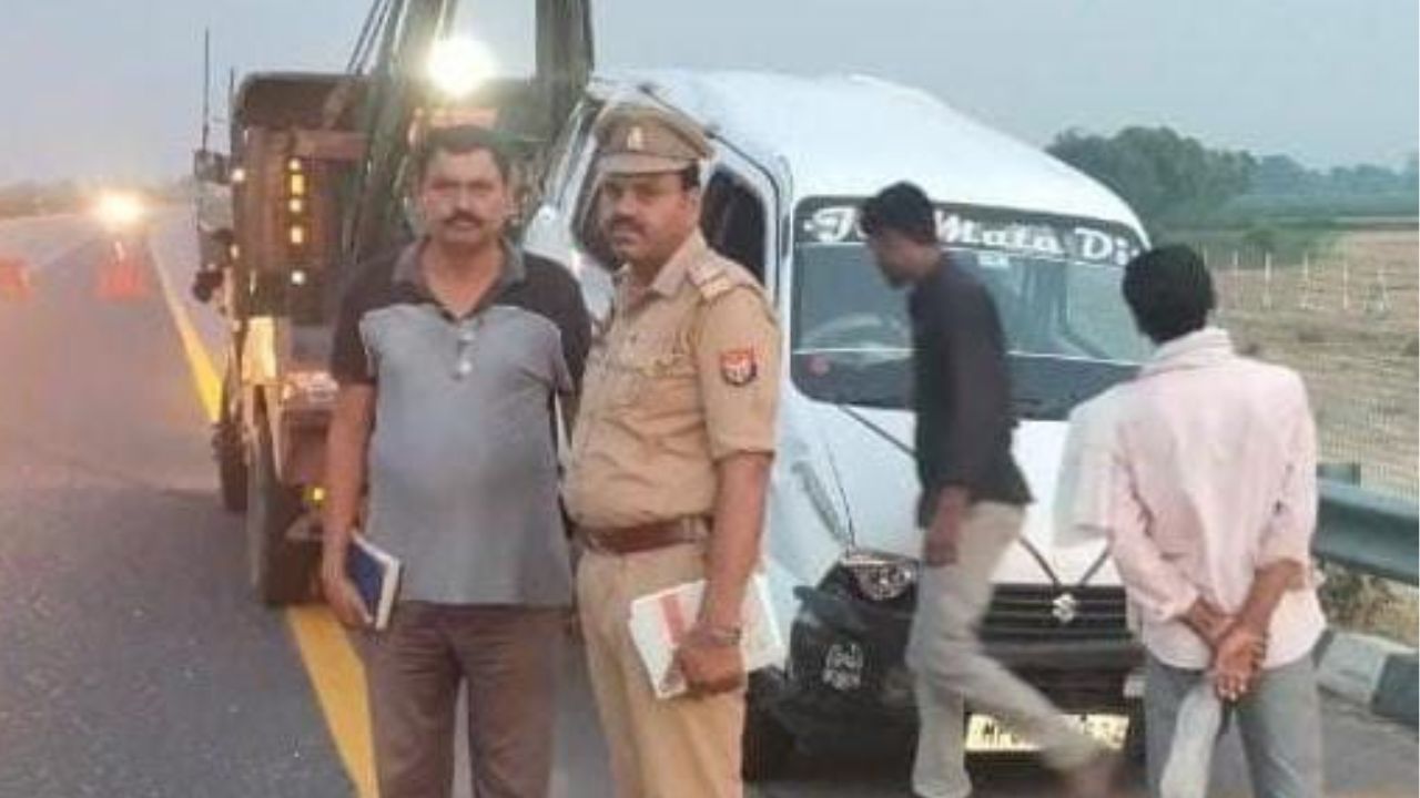 Kannauj: आगरा लखनऊ एक्सप्रेस-वे पर ट्रक ने कार में मारी टक्कर, दो की मौत व दस घायल, अयोध्या में रामलला के दर्शन करने जा रहे थे