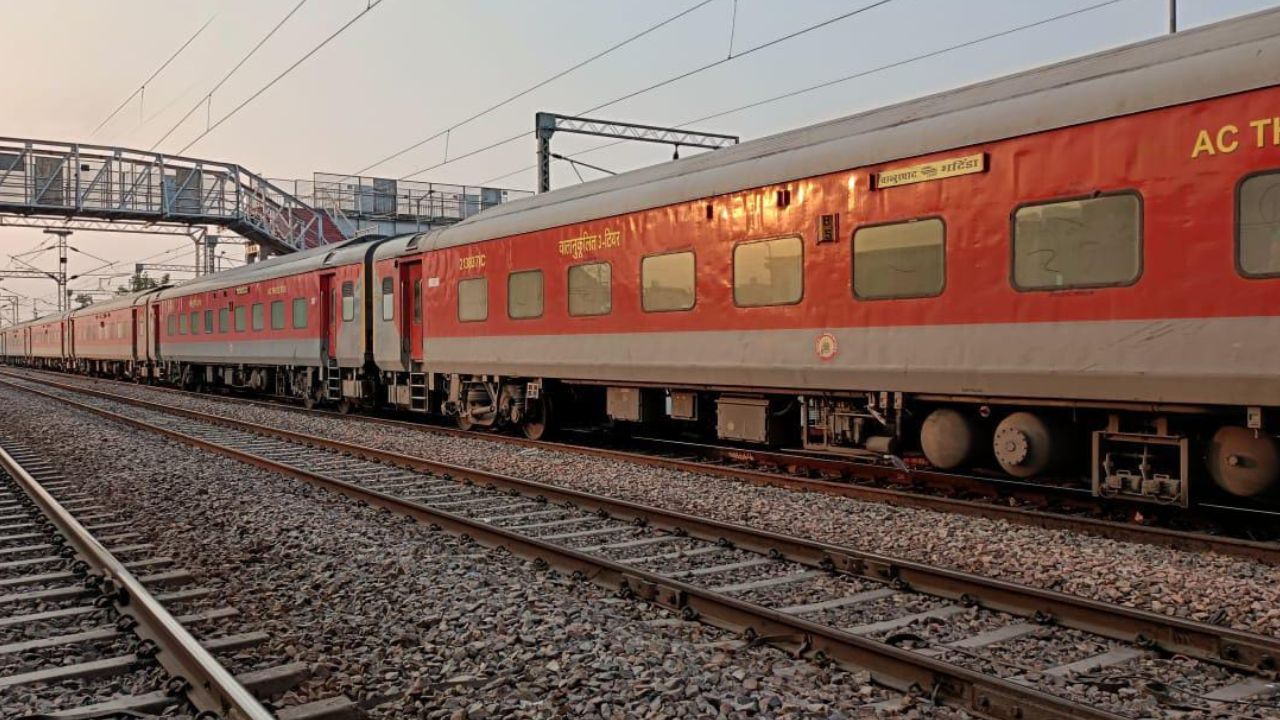 Auraiya: ट्रेनों का देरी से चलने का सिलसिला जारी; नौ घंटे देरी से कंचौसी रेलवे स्टेशन पहुंची फरक्का एक्सप्रेस, गर्मी में यात्री हुए परेशान