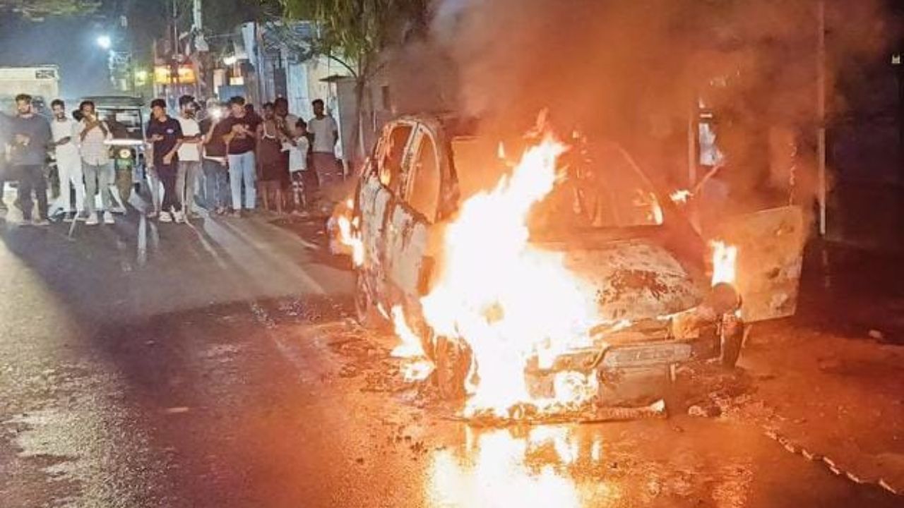 Kanpur Fire: चलती कार में लगी भीषण आग...चार लोगों ने कूदकर अपनी जान बचाई, फायर बिग्रेड ने पाया काबू