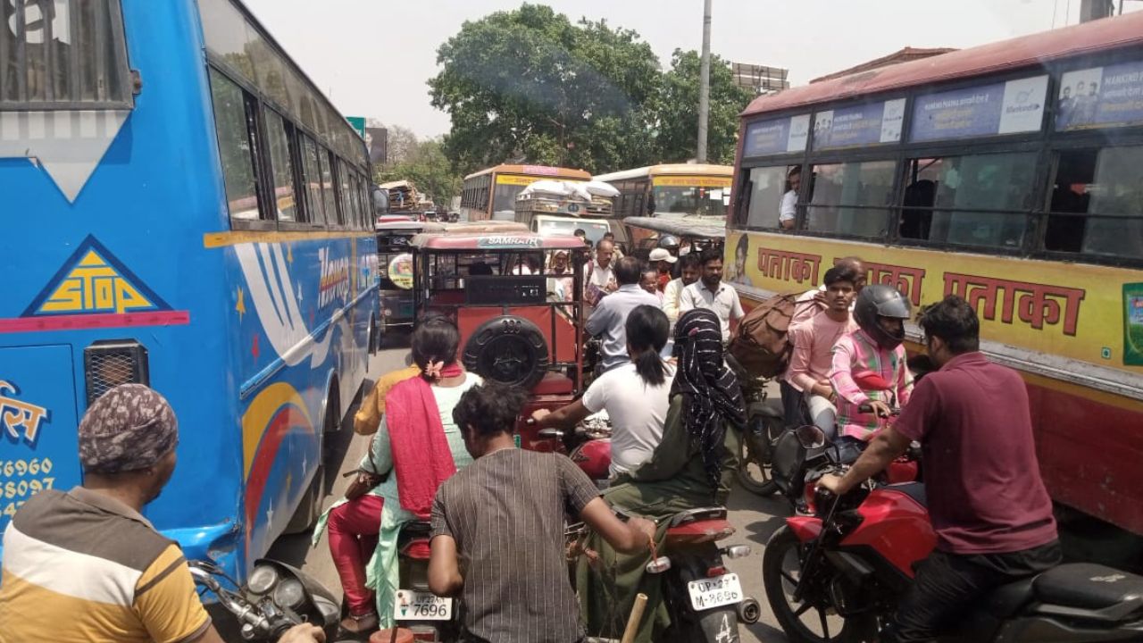 शाहजहांपुर: रोडवेज बस स्टैंड के सामने जाम बना मुसीबत, चिलचिलाती धूप में परेशान हुए लोग