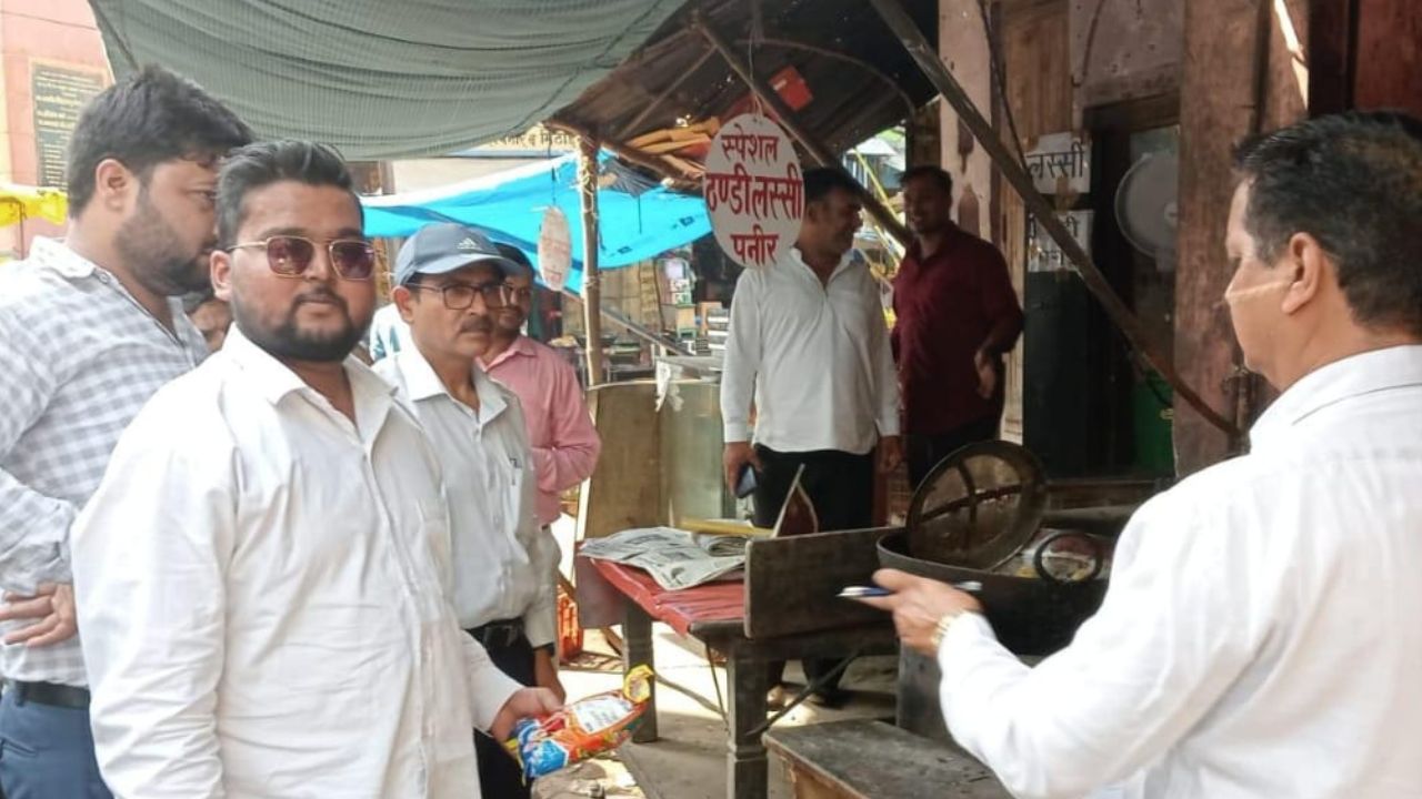 कासगंज: कस्बा अमांपुर में पॉलीथिन के विरुद्ध नगर पंचायत ने चलाया अभियान, दुकानदारों में मची खलबली