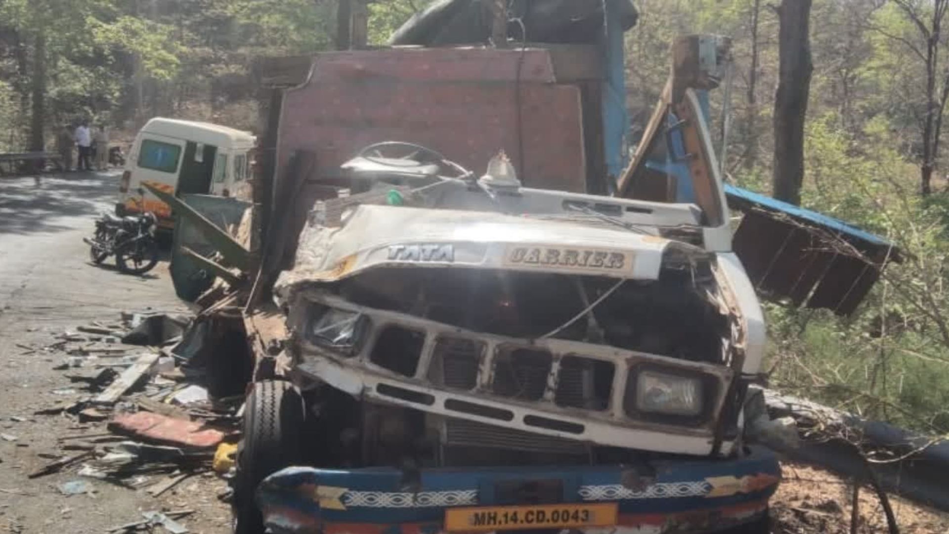 ठाणे में टेम्पो से टकराकर दूध का टैंकर नदी में गिरा, चार लोगों की मौत