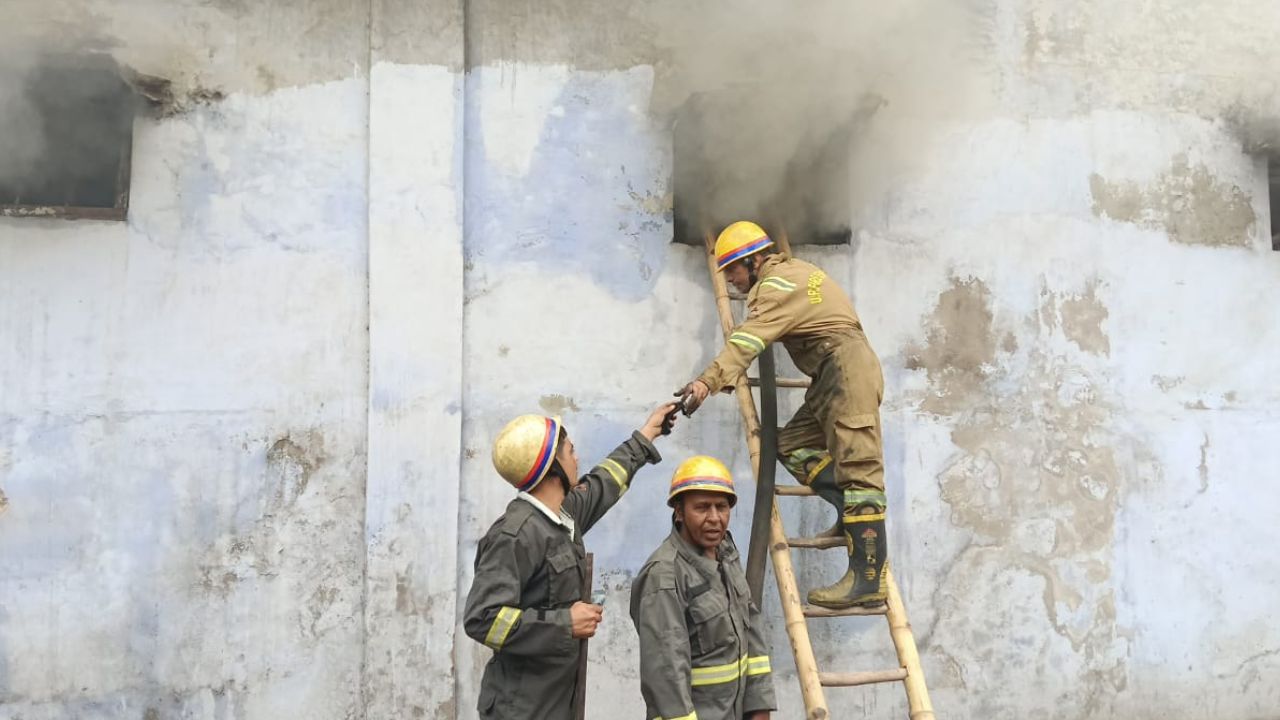 Kanpur Fire: लोहा मंडी में चमड़ा बनाने वाली फैक्ट्री में लगी भीषण आग...धुएं की ऊंची-ऊंची लपटें उठती देख बाहर निकले लोग