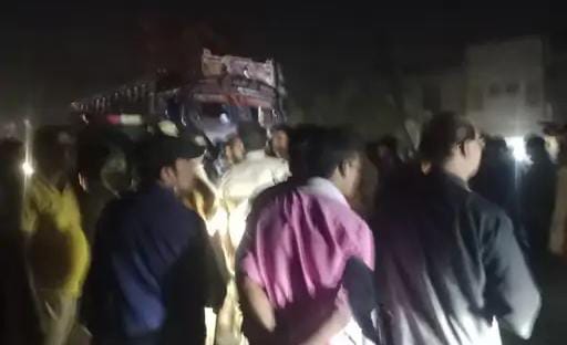 Fatehpur: तेज रफ्तार ट्रक ने बाइक सवार युवक को कुचला, मौत, गुस्साए ग्रामीणों ने ट्रक में लगाई आग