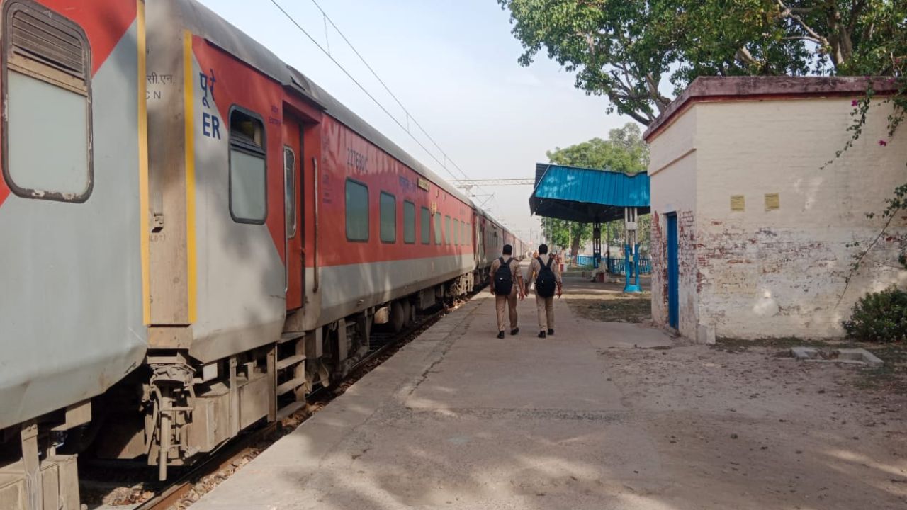 Auraiya News: ढाई घंटे देरी से कंचौसी रेलवे स्टेशन पहुंची फरक्का एक्सप्रेस...गर्मी में यात्री हो रहे परेशान