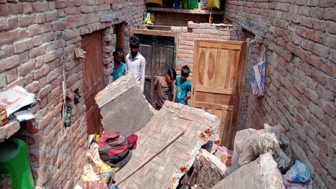 सीतापुर: मकान की छत गिरने से दर्दनाक हादसा, दंपत्ति समेत 5 बच्चे घायल