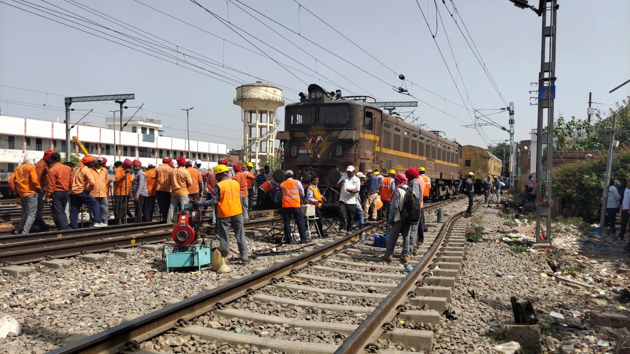 प्रयागराज: प्रयागघाट स्टेशन पर शंटिंग के दौरान पटरी से उतरी एक्सप्रेस ट्रेन 