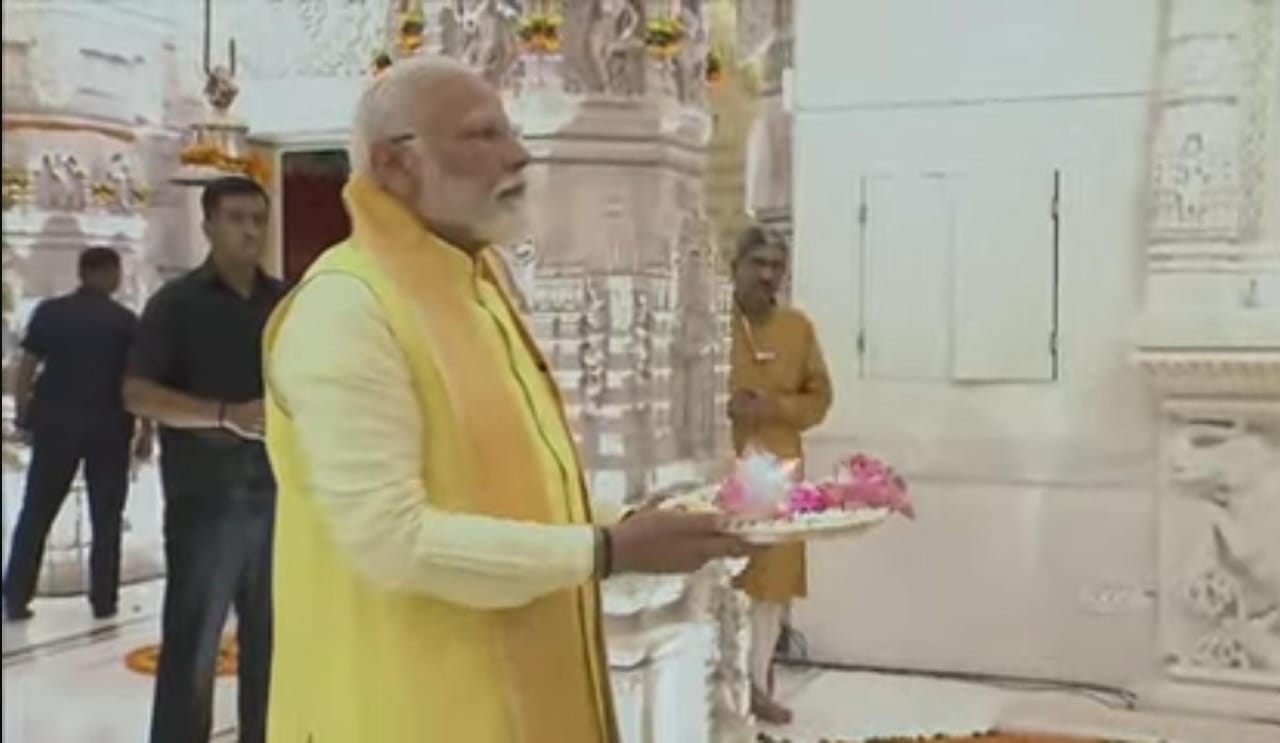 Video PM modi ayodhya road show: पीएम मोदी ने रामलला के किये दर्शन, शुरू करेंगे रोड शो-CM योगी मौजूद 