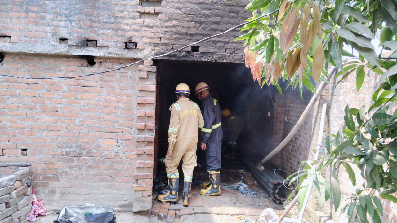अग्निकांड : शॉर्ट सर्किट से मकान में लगी आग, मां-बेटे को बचाया