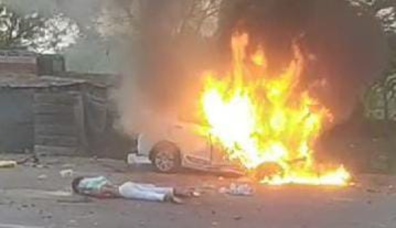 प्रतापगढ़ में हाईवे पर भीषण सड़क हादसा : डंपर की टक्कर से आग का गोला बनी कार,तीन लोगों की मौत 
