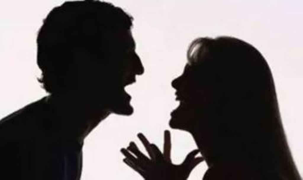 शाहजहांपुर: शादी से इनकार करने पर प्रेमिका ने प्रेमी के दरवाजे पर दिया धरना