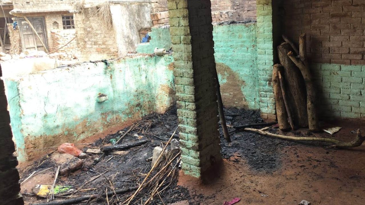 Kanpur Dehat Fire : संदिग्ध हालत में दो घरों में लगी आग, गृहस्थी जलकर राख, बुझाने में दो लोग झुलसे