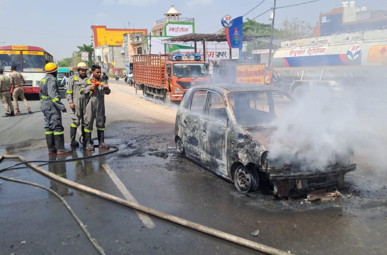 द बर्निंग कार : चलती कार में लगी आग, चालक ने कूद कर बचाई जान
