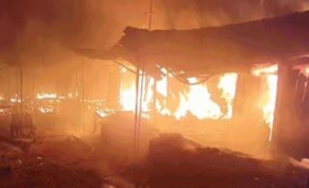 मथुरा: सब्जी मंडी में लगी भीषण आग, दर्जनों दुकानें जलकर हुईं राख 