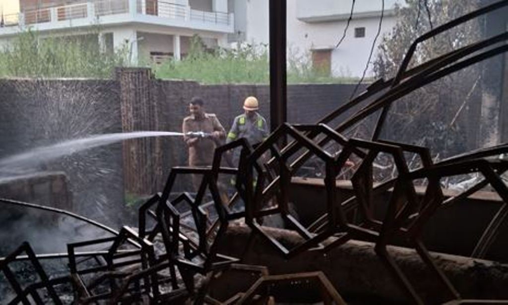 Bareilly News: टेंट गोदाम में लगी आग, लाखों का सामान जलकर राख