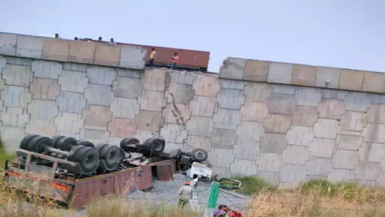पूर्वांचल एक्सप्रेस-वे की रेलिंग तोड़ नीचे गिरा गिट्टी लदा ट्रक