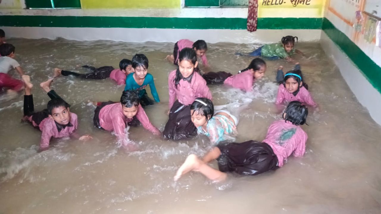 कन्नौज के एक परिषदीय स्कूल को प्रधानाचार्य ने बनाया स्विमिंग पूल...पढ़ाई के साथ अब बच्चे नहाने का भी उठा रहे लुत्फ