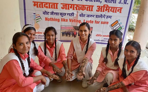 बरेली: छात्राओं ने हाथों में मेहंदी लगाकर मतदान के लिए किया जागरूक 