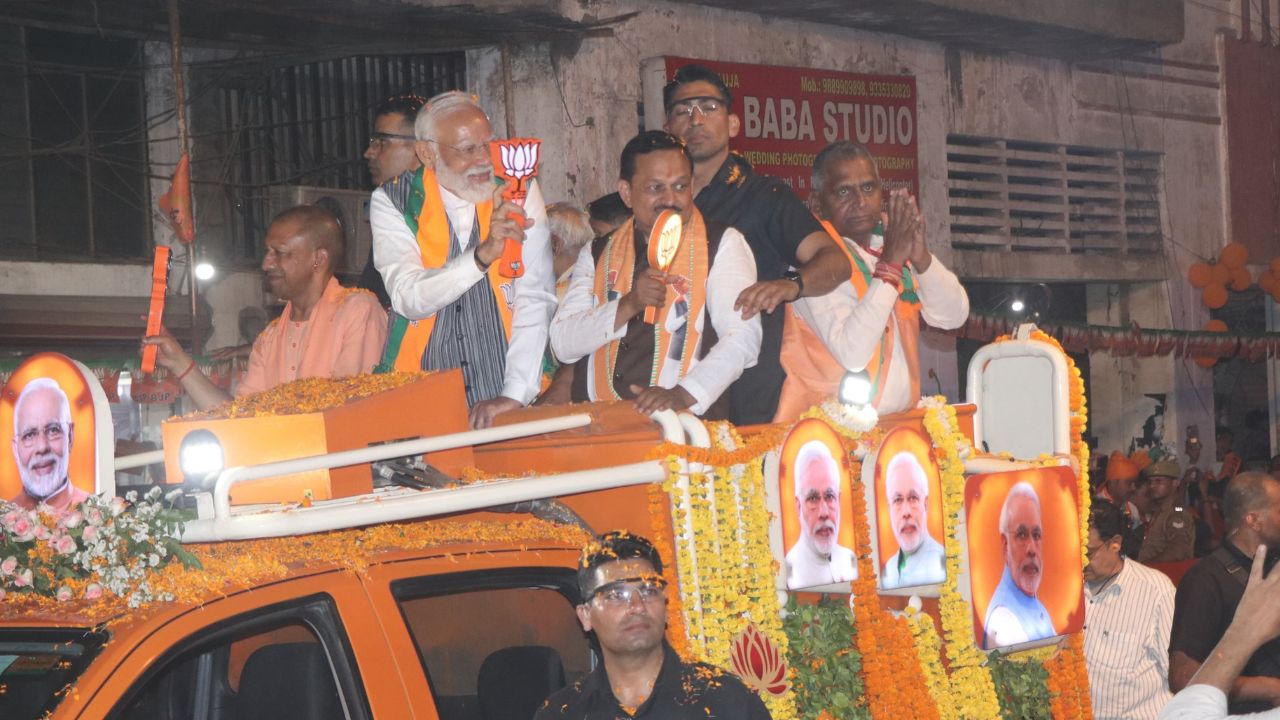 PM Modi Road Show: भगवामय हुआ गुमटी, दूधिया रोशनी के बीच मोदीमय हुआ रोड शो, गलियों तक उमड़ी भीड़