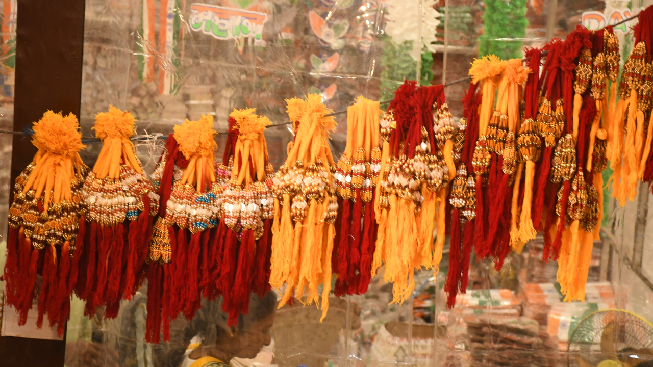 Raksha Bandhan 2026: राखी की 3 गांठों का क्या है राज? भाई की लंबी उम्र से लेकर सुख-समृद्धि तक से जुड़ा है खास महत्व Raksha Bandhan 2026: राखी की 3 गांठों का क्या है राज? भाई की लंबी उम्र से लेकर सुख-समृद्धि तक से जुड़ा है खास महत्व