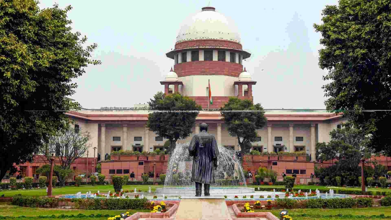 लखनऊ में वकीलों के चैंबर पर सुप्रीम कोर्ट सख्त! कहा- ‘ध्वस्तीकरण की कार्रवाई होनी ही है’, याचिका वापस लखनऊ में वकीलों के चैंबर पर सुप्रीम कोर्ट सख्त! कहा- ‘ध्वस्तीकरण की कार्रवाई होनी ही है’, याचिका वापस