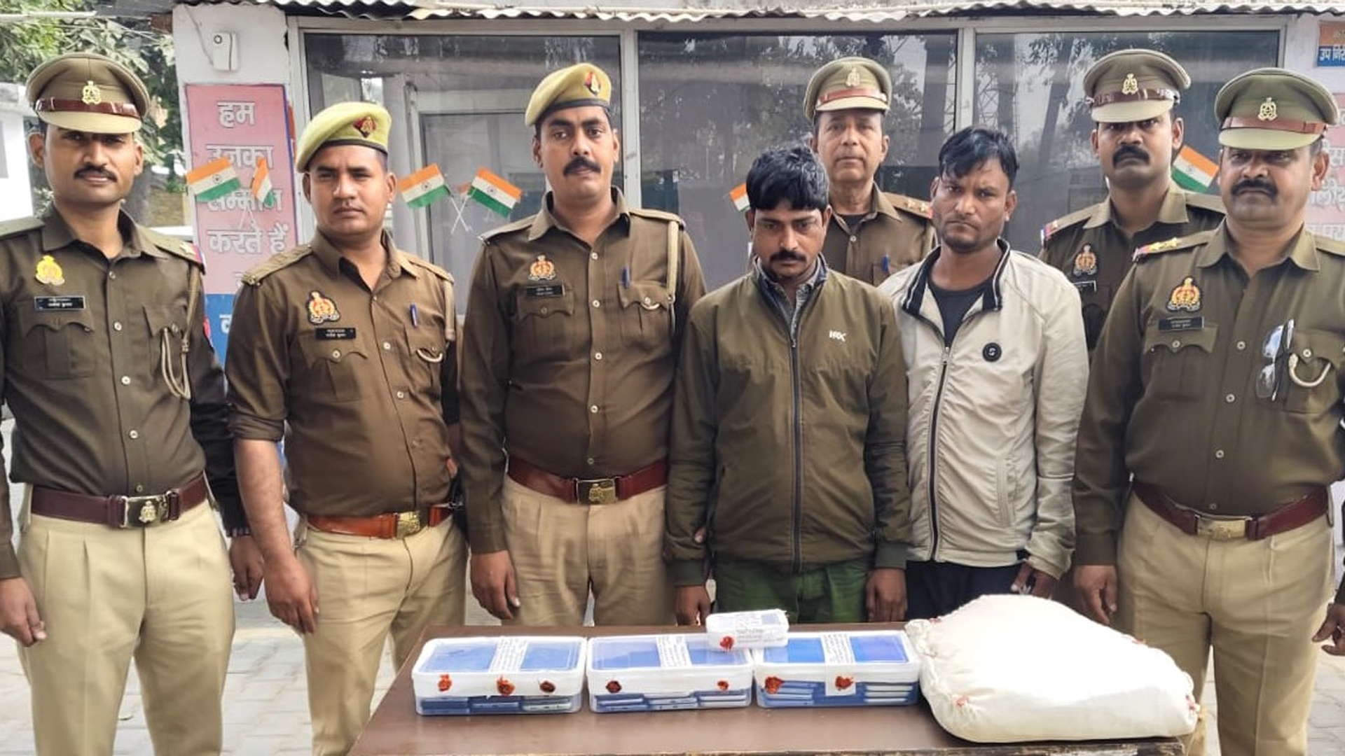 शाहजहांपुर: शादी में बाराती बनकर करते थे चोरी, गिरोह के तीन सदस्यों से 40 मोबाइल बरामद
