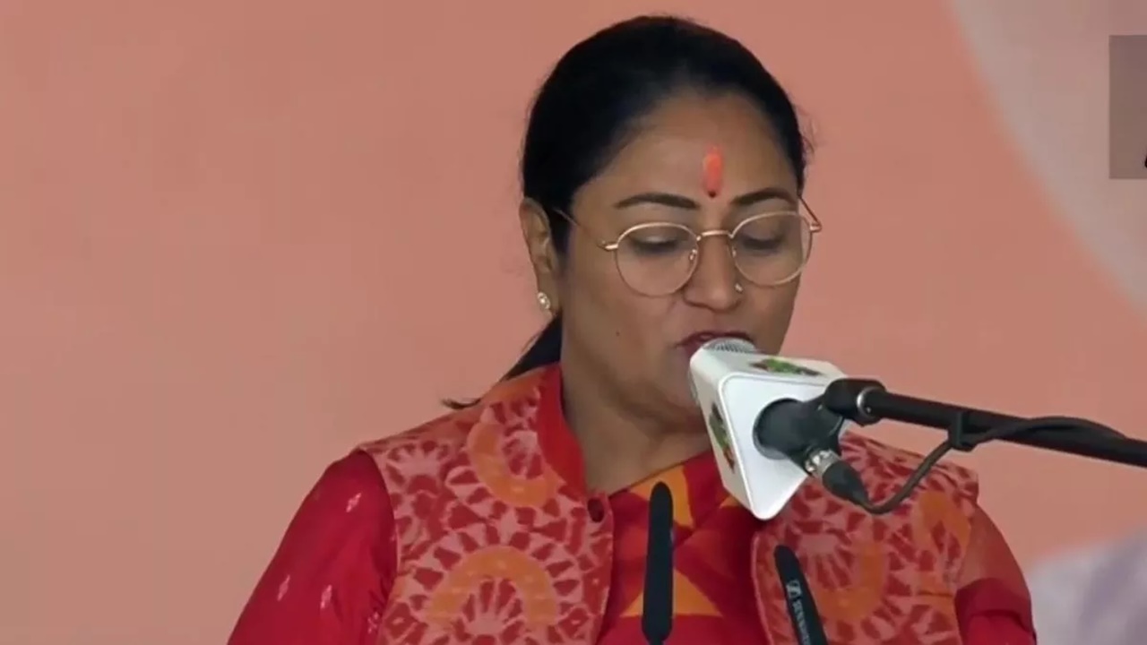 Delhi CM: रेखा गुप्ता बनीं दिल्ली की नौवीं मुख्यमंत्री, प्रवेश वर्मा समेत 6  विधायकों ने ली मंत्री पद की शपथ, योगी ने दी बधाई - Amrit Vichar