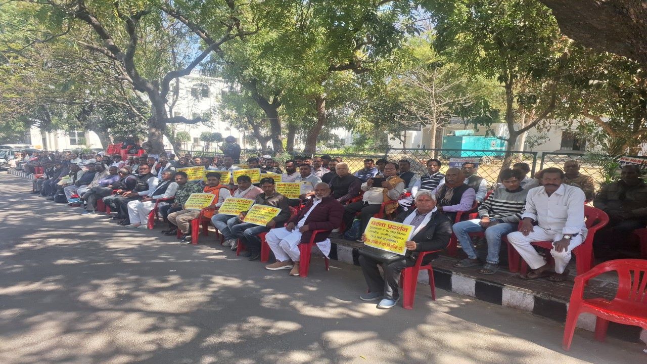 कर्मचारी प्रदर्शन