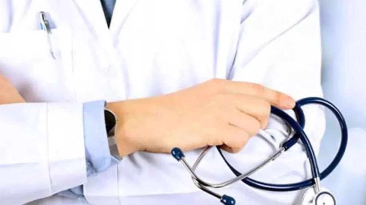 UP Health News : यूपी में 6 हजार डॉक्टरों के पद खाली, इस प्रकिया से होगी संविदा चिकित्सकों की भर्ती UP Health News : यूपी में 6 हजार डॉक्टरों के पद खाली, इस प्रकिया से होगी संविदा चिकित्सकों की भर्ती