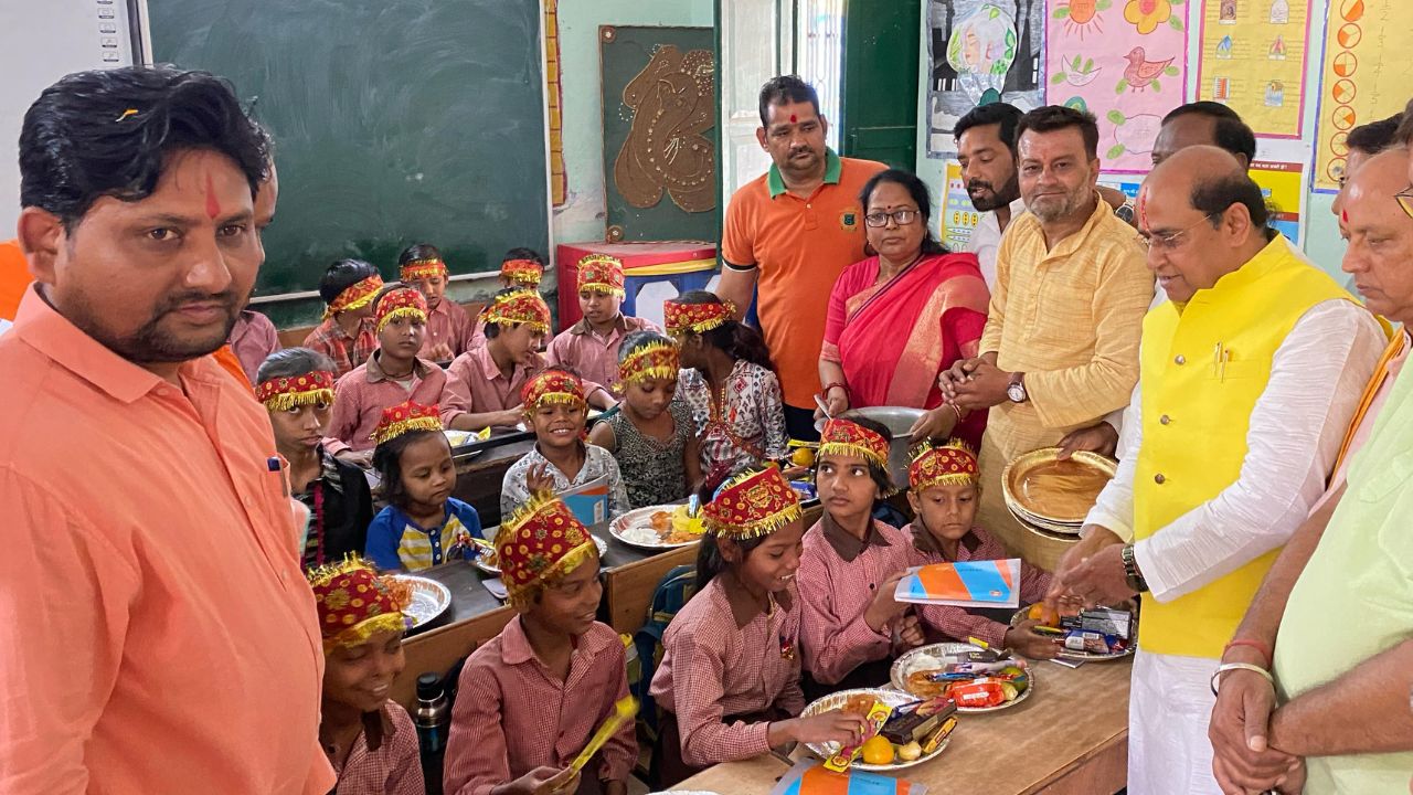 विधायक सुरेंद्र मैथानी कन्या भोज कानपुर2233