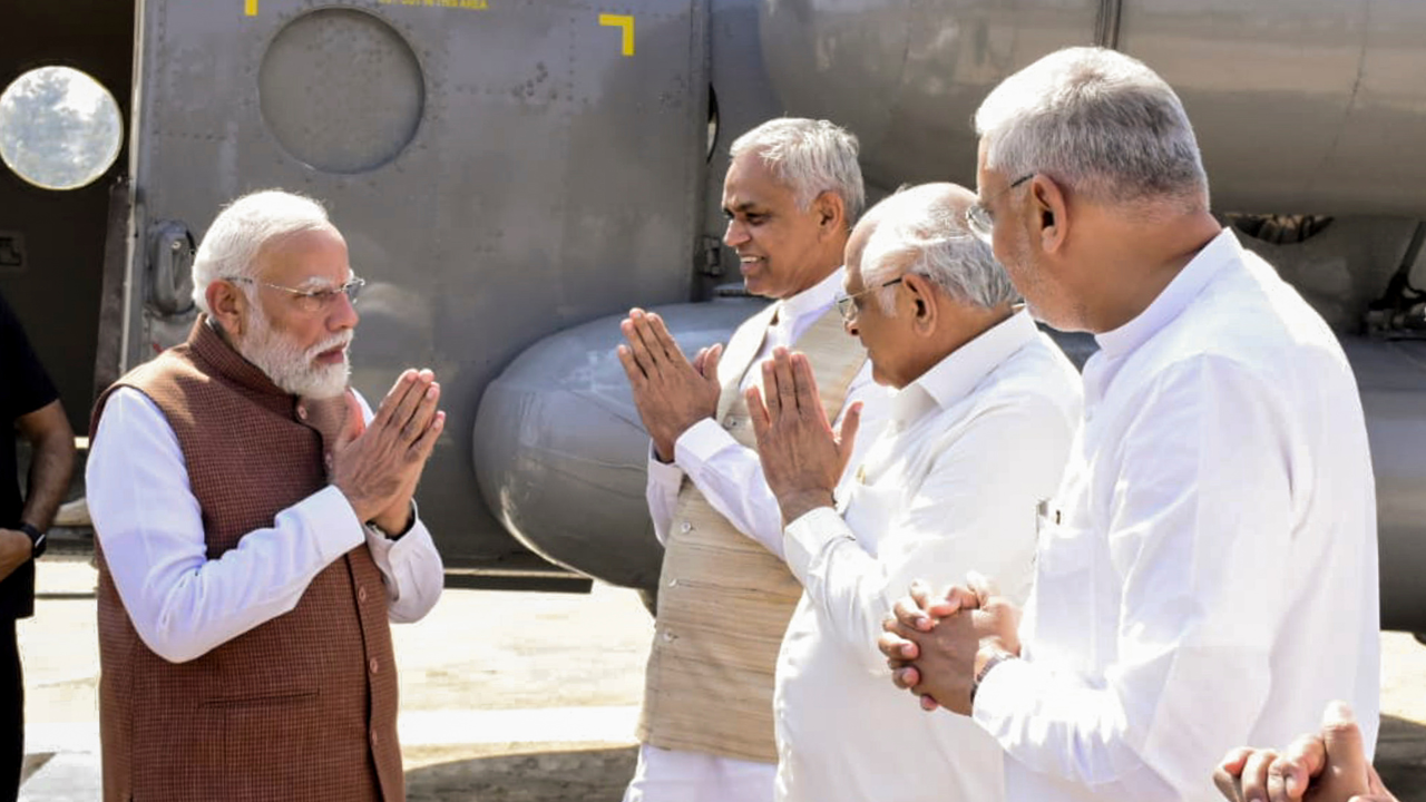 PM Modi Gujarat Visit: गुजरात के दौरे पर पीएम मोदी, अंत्रोली में बन रहे बुलेट ट्रेन स्टेशन का किया दौरा - Amrit Vichar