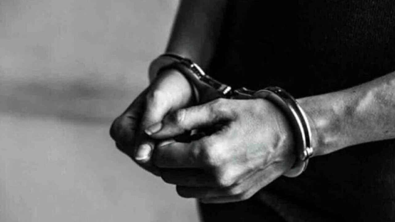 इस IPS अधिकारी को पुलिस ने किया गिरफ्तार, विशेष टीम कर रही है जांच इस IPS अधिकारी को पुलिस ने किया गिरफ्तार, विशेष टीम कर रही है जांच