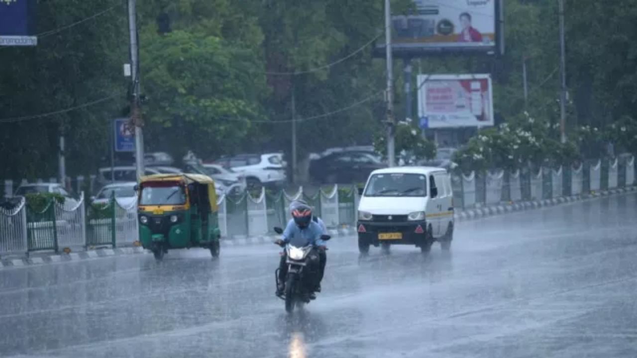 UP Weather : चार दिन और बरसेंगे बदरा! IMD का भारी बारिश-वज्रपात अलर्ट, इन जिलों में संभलकर निकलें UP Weather : चार दिन और बरसेंगे बदरा! IMD का भारी बारिश-वज्रपात अलर्ट, इन जिलों में संभलकर निकलें