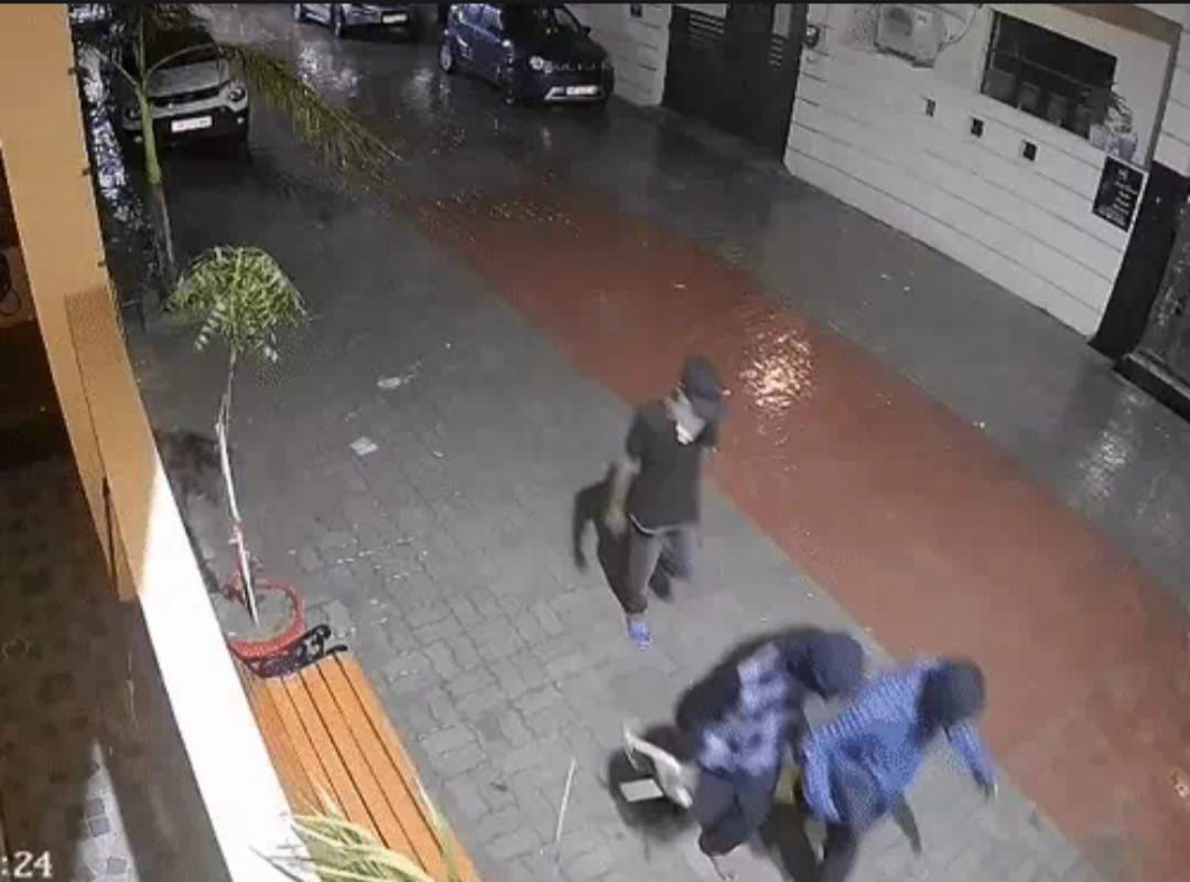 रेलवे के सीनियर सेक्शन इंजीनियर के मकान में 20 लाख की चोरी रेलवे के सीनियर सेक्शन इंजीनियर के मकान में 20 लाख की चोरी