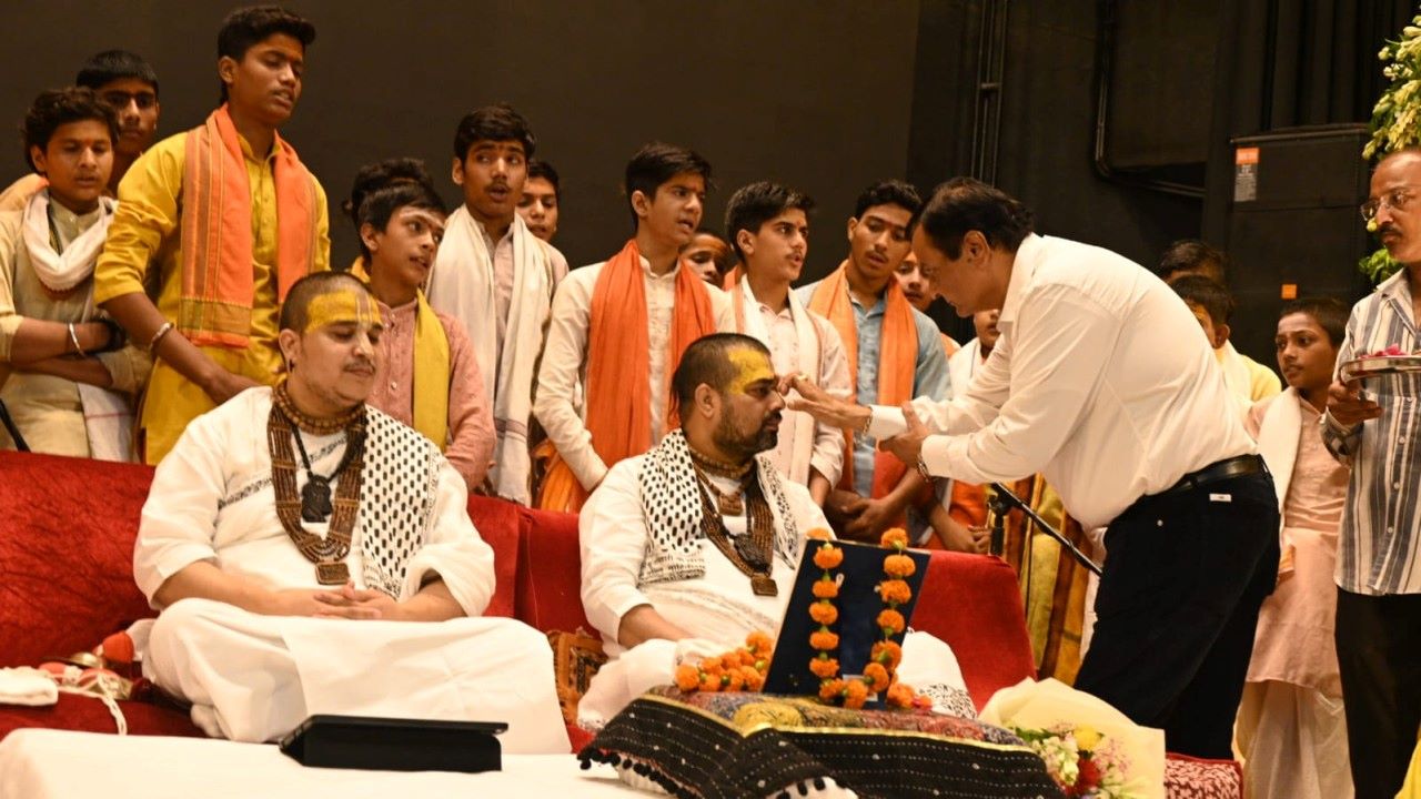 लखनऊ : लक्ष्मण नगरी में दिखा वृन्दावन सा उल्लास, चित्रविचित्र की भजन संध्या में झूमे श्रद्धालु लखनऊ : लक्ष्मण नगरी में दिखा वृन्दावन सा उल्लास, चित्रविचित्र की भजन संध्या में झूमे श्रद्धालु
