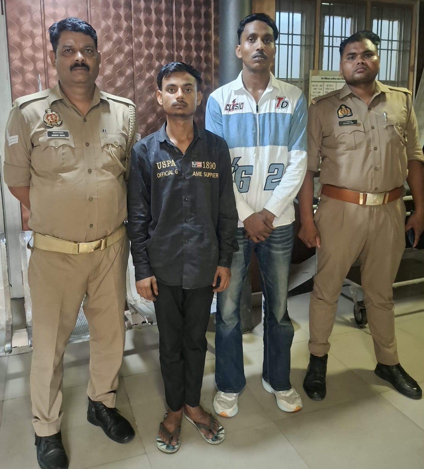 सैन्य अधिकारी को अगवा कर लूटपाट करने वाले दो बदमाश गाजियाबाद से गिरफ्तार सैन्य अधिकारी को अगवा कर लूटपाट करने वाले दो बदमाश गाजियाबाद से गिरफ्तार