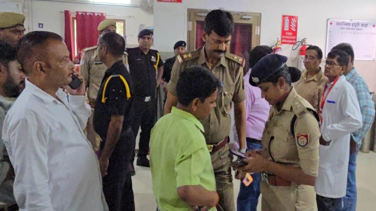 Pilibhit Medical College Murder : चीखों से गूंजा मेडिकल कॉलेज, दहशत में आए मरीज और तीमारदार Pilibhit Medical College Murder : चीखों से गूंजा मेडिकल कॉलेज, दहशत में आए मरीज और तीमारदार