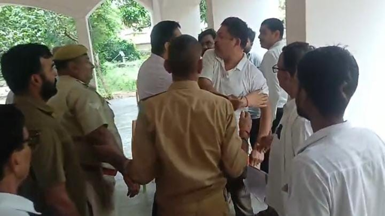 Barabanki News: नाजिर व पेशकार के बीच हुई सुलह, टीस बरकरार Barabanki News: नाजिर व पेशकार के बीच हुई सुलह, टीस बरकरार