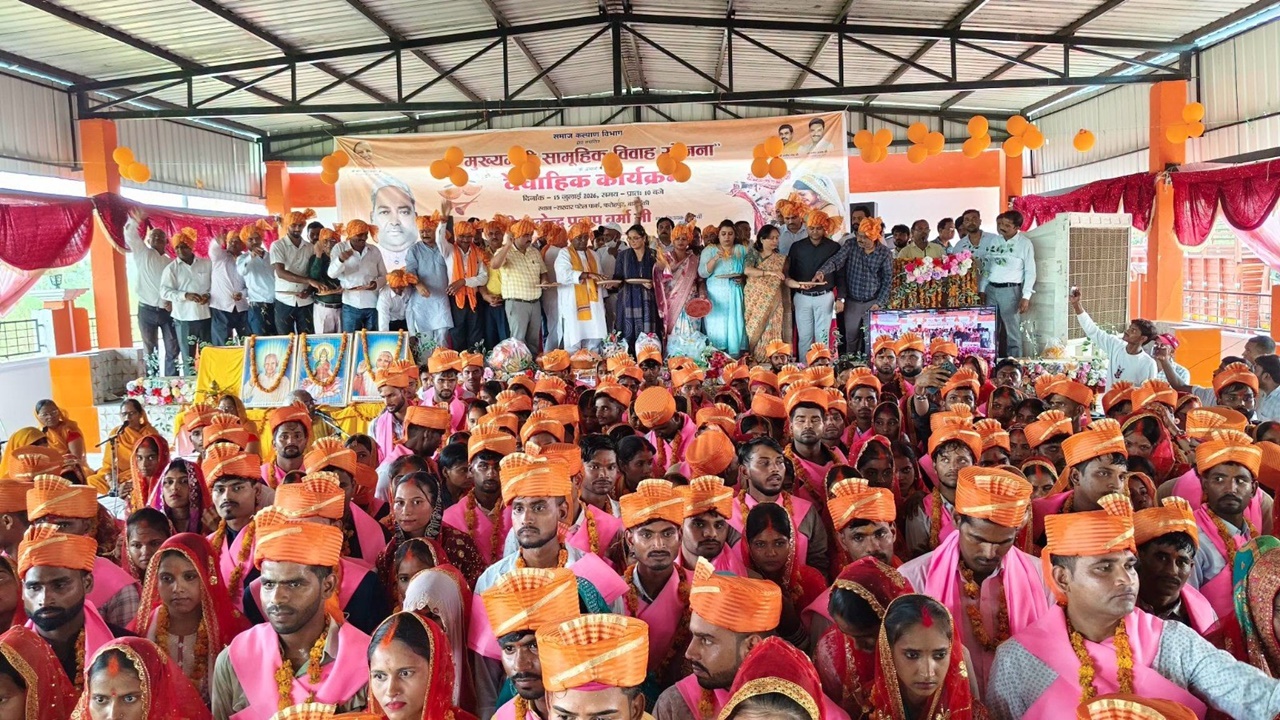 Barabanki News: फतेहपुर के सरदार वल्लभभाई पटेल पार्क में आयोजित हुआ सामूहिक विवाह समारोह, विधायक साकेंद्र प्रताप वर्मा ने नवदंपतियों को दिया आशीर्वाद Barabanki News: फतेहपुर के सरदार वल्लभभाई पटेल पार्क में आयोजित हुआ सामूहिक विवाह समारोह, विधायक साकेंद्र प्रताप वर्मा ने नवदंपतियों को दिया आशीर्वाद