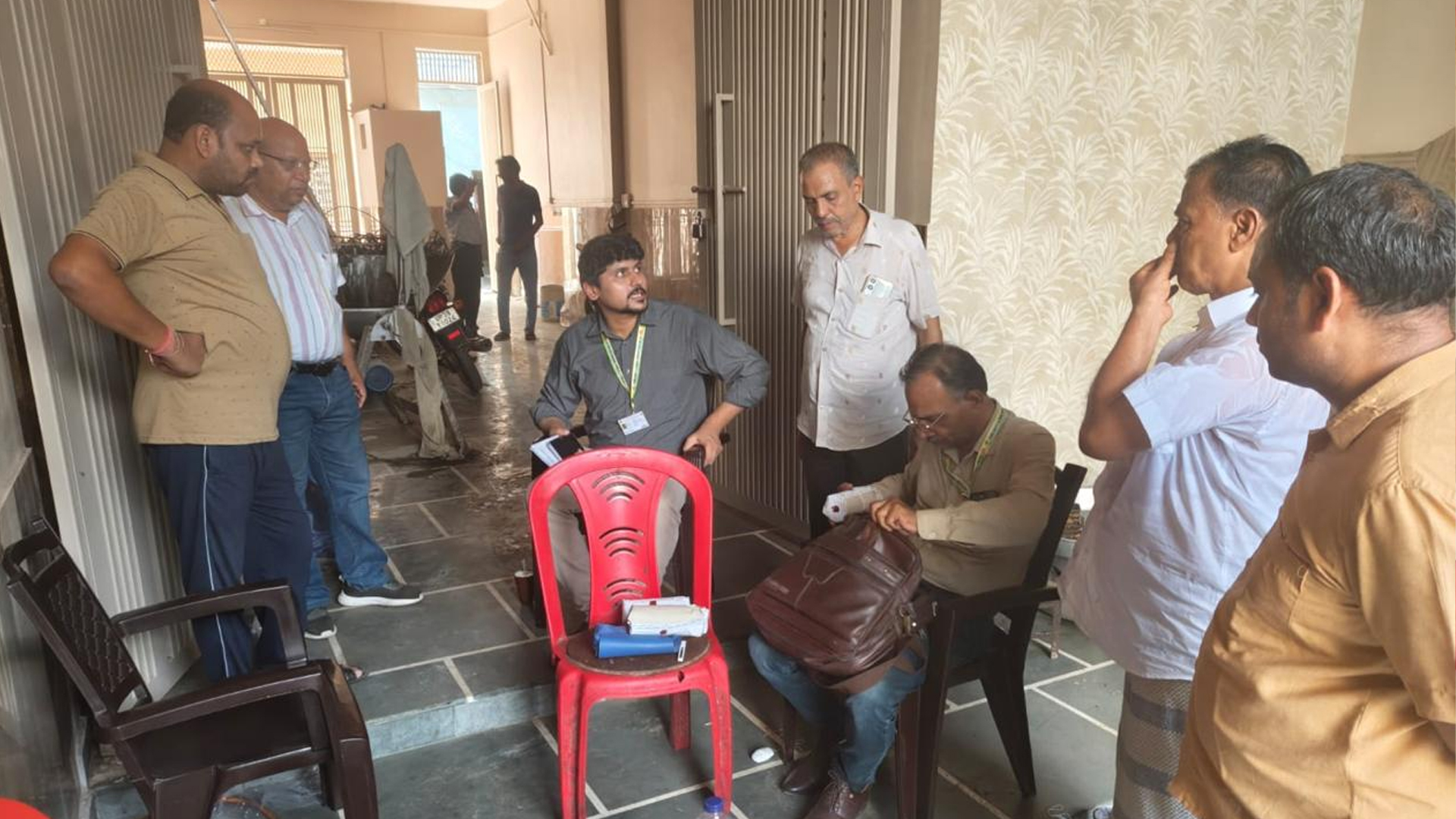 Sambhal News : खाद्य सुरक्षा विभाग ने छापेमारी कर बिना लाइसेंस मिठाई निर्माण कराया बंद Sambhal News : खाद्य सुरक्षा विभाग ने छापेमारी कर बिना लाइसेंस मिठाई निर्माण कराया बंद