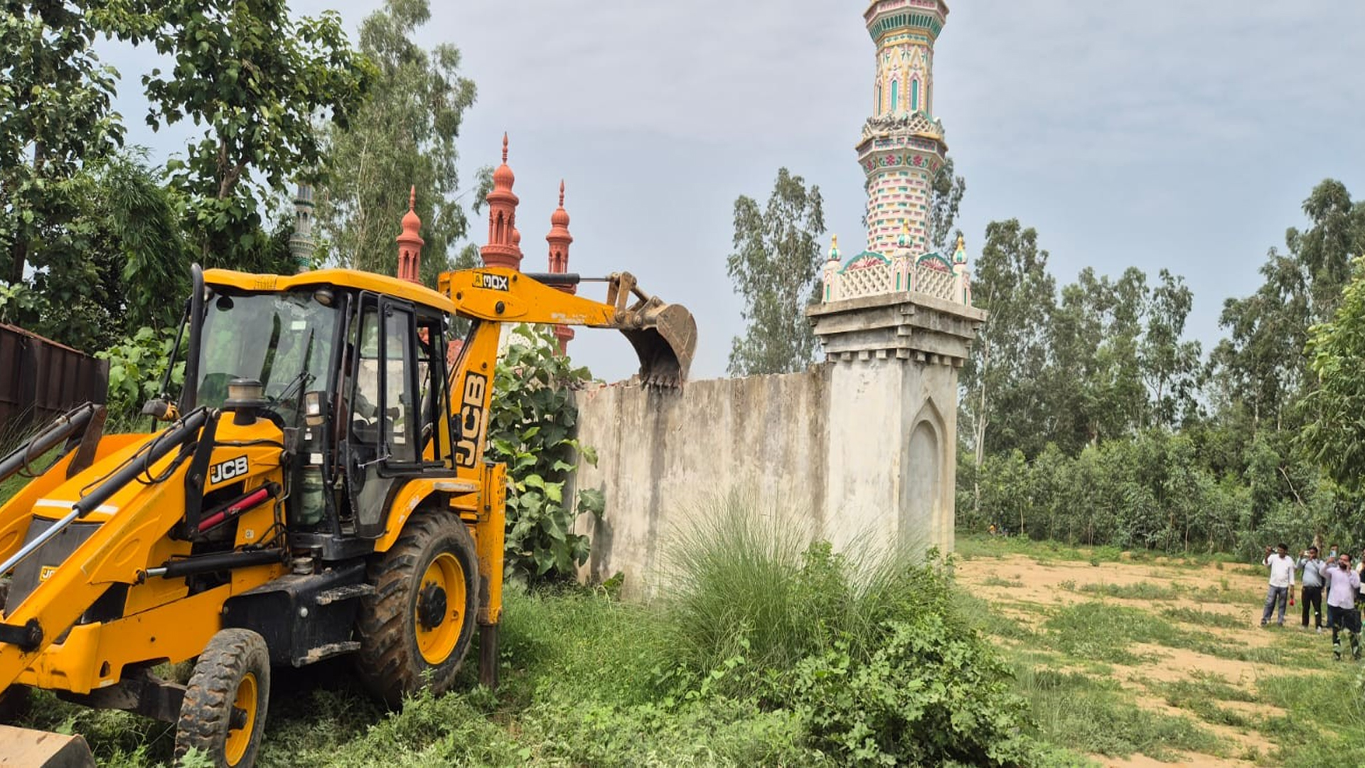 Sambhal News : कब्रिस्तान की जमीन पर बनी अवैध ईदगाह पर चला प्रशासन का बुलडोजर