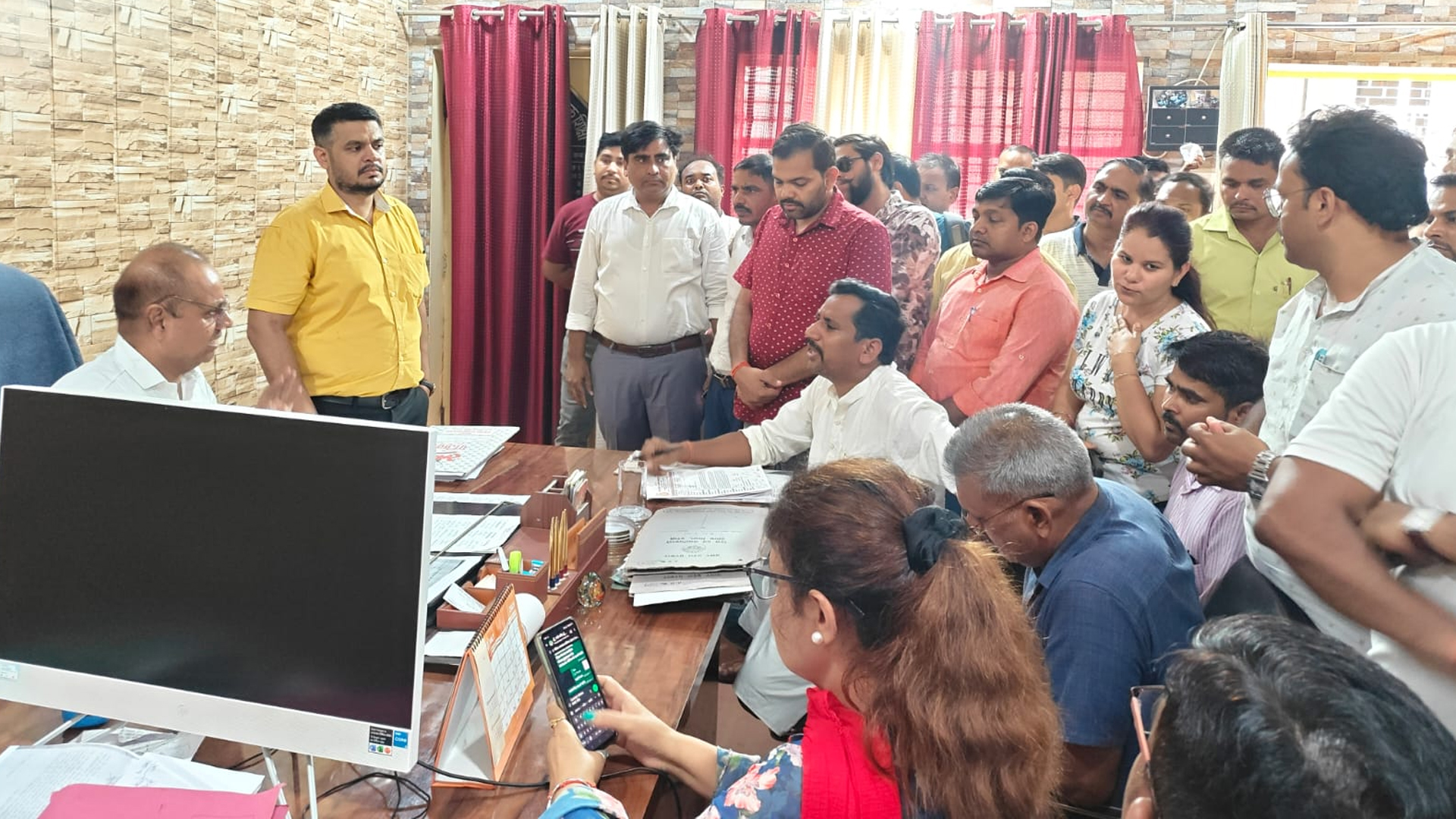 Bareilly News : वेतन एरियर और चयन वेतनमान को लेकर प्राथमिक शिक्षक संघ का धरनाप्रदर्शन Bareilly News : वेतन एरियर और चयन वेतनमान को लेकर प्राथमिक शिक्षक संघ का धरनाप्रदर्शन