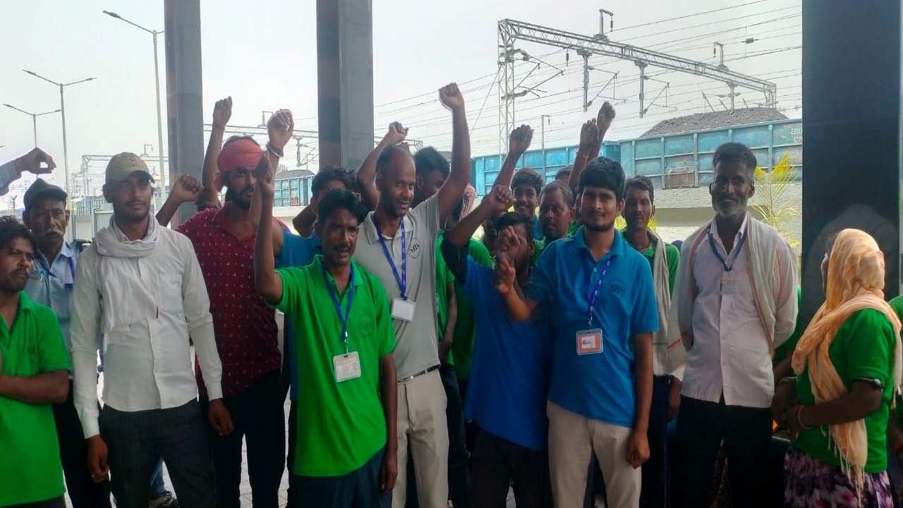 Kanpur News: न्यू जंक्शन हाथीपुर में 400 श्रमिकों का प्रदर्शन, ठेकेदारों पर वेतन हड़पने का आरोप Kanpur News: न्यू जंक्शन हाथीपुर में 400 श्रमिकों का प्रदर्शन, ठेकेदारों पर वेतन हड़पने का आरोप