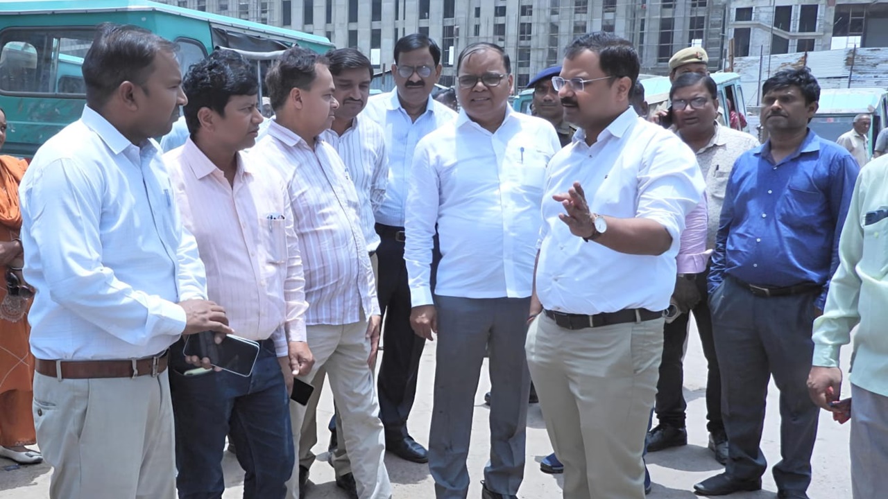 Kanpur News: कानपुर सेंट्रल स्टेशन के बाहर बदलेगी तस्वीर, नगर आयुक्त ने गंदगी और अतिक्रमण पर जताई नाराजगी Kanpur News: कानपुर सेंट्रल स्टेशन के बाहर बदलेगी तस्वीर, नगर आयुक्त ने गंदगी और अतिक्रमण पर जताई नाराजगी