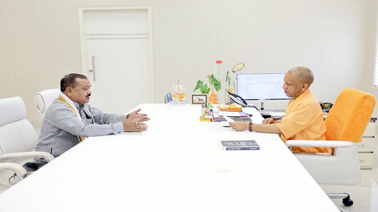 Shravasti News: सीएम योगी से मिले विधायक राम फेरन पांडेय, चुनावी वर्ष में श्रावस्ती को मिल सकती है बड़ी सौगात Shravasti News: सीएम योगी से मिले विधायक राम फेरन पांडेय, चुनावी वर्ष में श्रावस्ती को मिल सकती है बड़ी सौगात