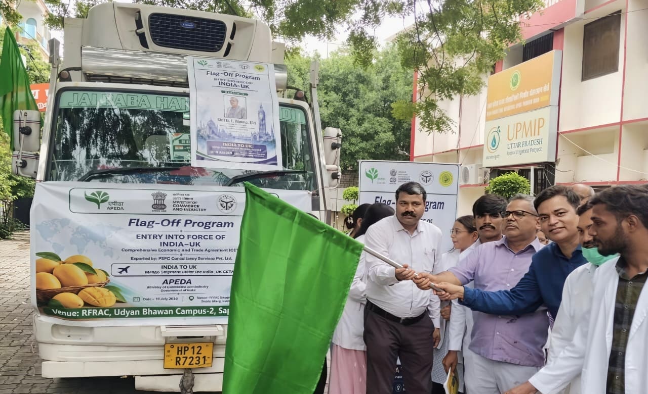 UP Mango Export : लखनऊ से लंदन के लिए निकली आम्रपाली, 1200 किग्रा आम की खेप एसीएस बीएल मीणा ने किया रवाना UP Mango Export : लखनऊ से लंदन के लिए निकली आम्रपाली, 1200 किग्रा आम की खेप एसीएस बीएल मीणा ने किया रवाना