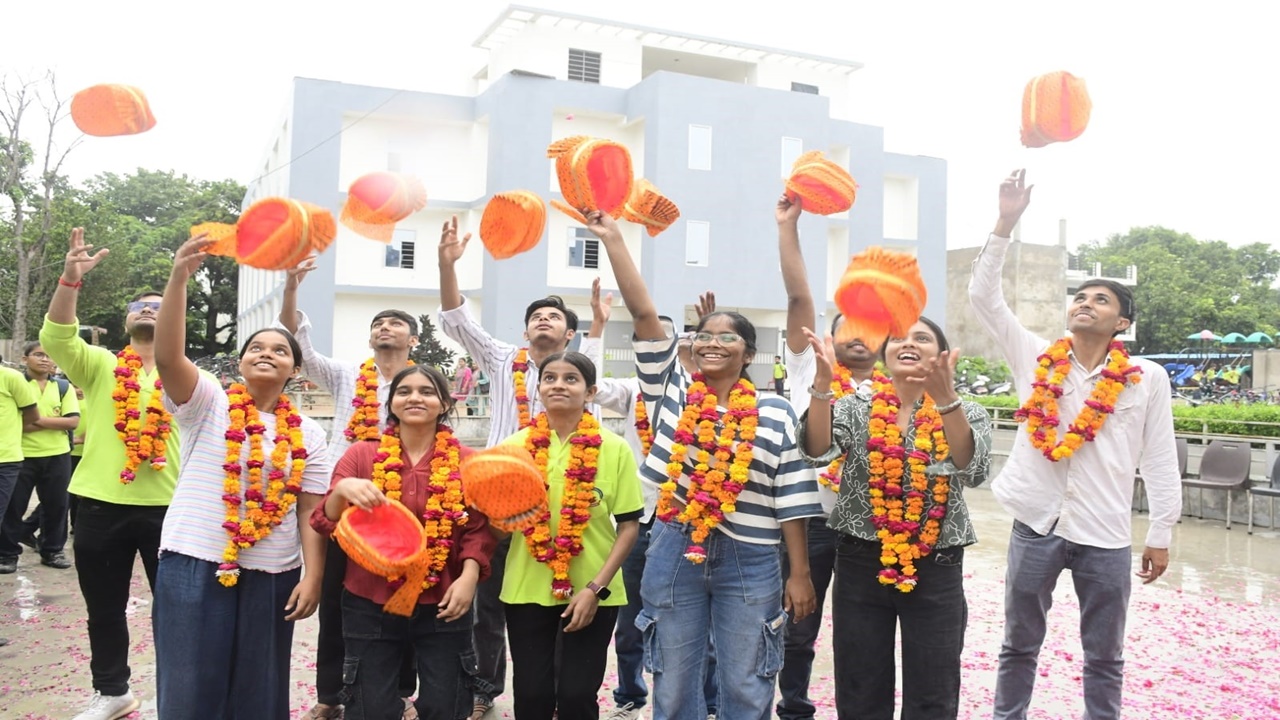 Barabanki News : श्री साईं इंटर कॉलेज के 11 छात्रों ने पहले प्रयास में पास किया NEET 2026, ढोलनगाड़ों के साथ हुआ सम्मान Barabanki News : श्री साईं इंटर कॉलेज के 11 छात्रों ने पहले प्रयास में पास किया NEET 2026, ढोलनगाड़ों के साथ हुआ सम्मान