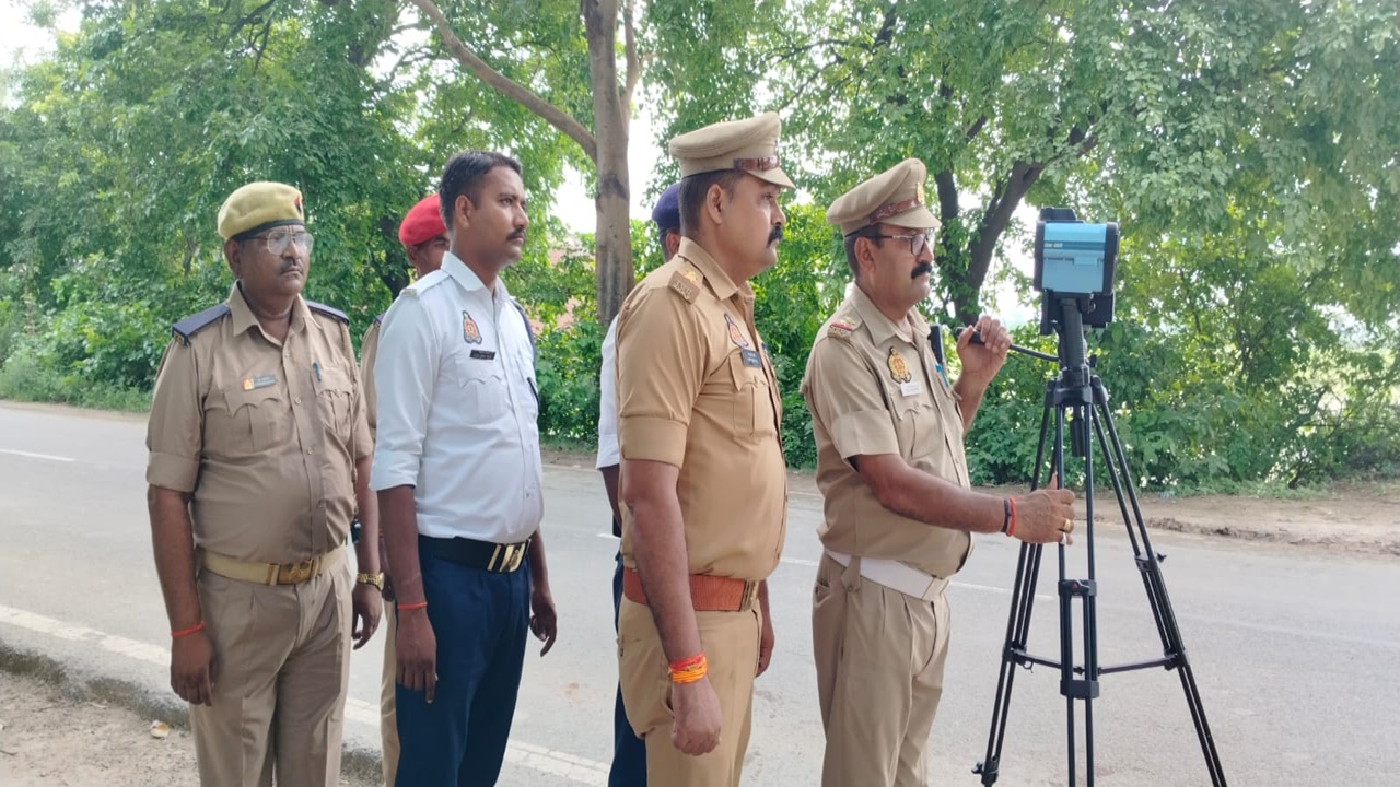 Barabanki News : NH727 पर ओवरस्पीड वाहनों पर चला पुलिस का शिकंजा, 30 वाहनों के ईचालान Barabanki News : NH727 पर ओवरस्पीड वाहनों पर चला पुलिस का शिकंजा, 30 वाहनों के ईचालान