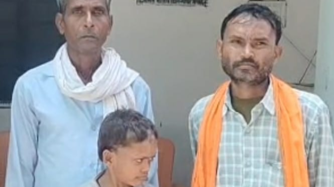 हरदोई में सोशल मीडिया बना उम्मीद की किरण: ननिहाल से लापता 15 वर्षीय किशोर पुलिस के पास मिला, परिवार से हुआ मिलन हरदोई में सोशल मीडिया बना उम्मीद की किरण: ननिहाल से लापता 15 वर्षीय किशोर पुलिस के पास मिला, परिवार से हुआ मिलन
