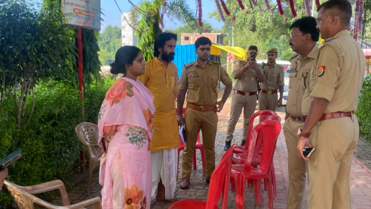 बाराबंकी के खाटू श्याम मंदिर में फिर बड़ी चोरी: CCTV में कैद हुए दो चोर, दानपात्र तोड़कर करीब 5 लाख की नगदी और सामान ले उड़े बाराबंकी के खाटू श्याम मंदिर में फिर बड़ी चोरी: CCTV में कैद हुए दो चोर, दानपात्र तोड़कर करीब 5 लाख की नगदी और सामान ले उड़े